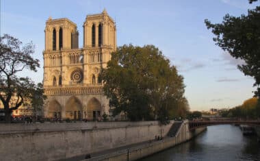 La réouverture de Notre-Dame de Paris a mobilisé un important dispositif de sécurité aérienne. Wikipedia