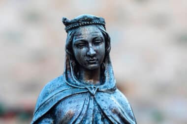 La statue de la Vierge Marie qui pleure des larmes de sang : une enquête qui dérange près de Rome