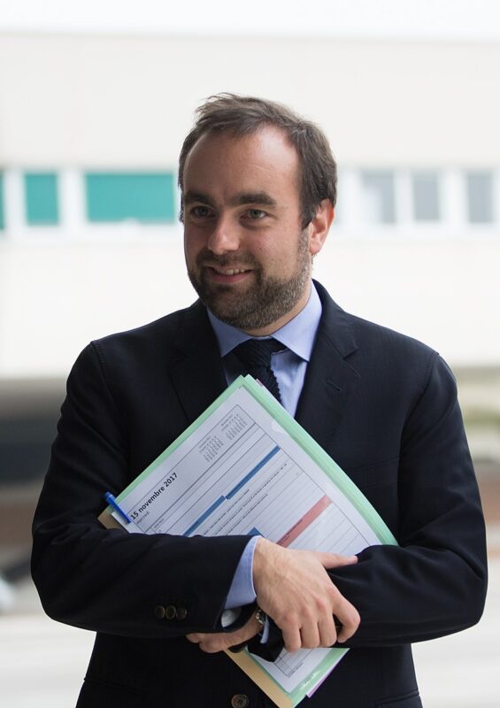 Sébastien Lecornu a été entendu par la police dans le cadre d'une enquête sur des marchés publics. Wikipedia