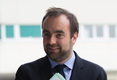Sébastien Lecornu a été entendu par la police dans le cadre d'une enquête sur des marchés publics. Wikipedia
