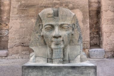Découverte majeure : la statue de Ramsès II révélée en Égypte