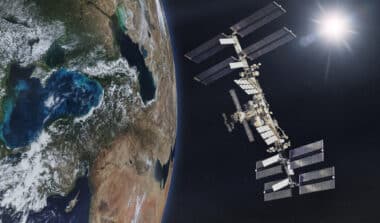 Un retour sur Terre historique : un astronaute de 70 ans rentre de l’ISS avec deux cosmonautes russes
