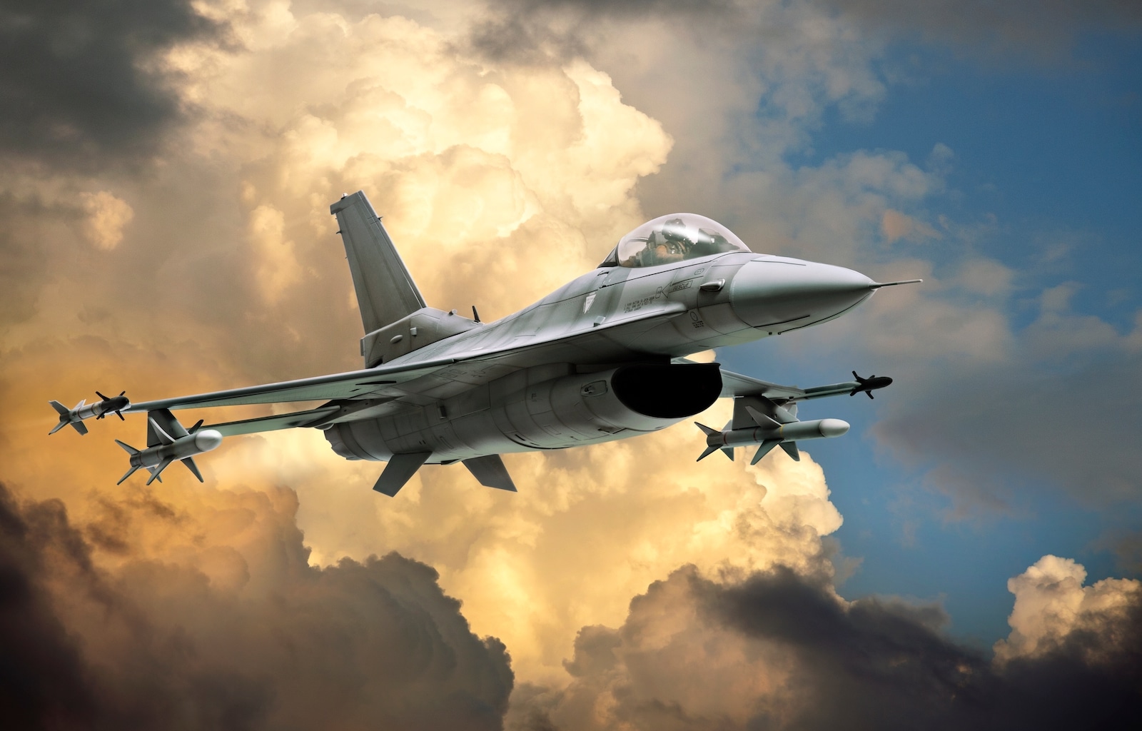 Le F-16 Fighting Falcon : trajectoire d’un chasseur devenu icône ...