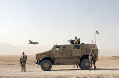 Pour répondre aux exigences de l’OTAN, l’Allemagne cherche à recruter jusqu’à 60.000 soldats supplémentaires. Le pays peine à attirer de nouveaux candidats et envisage des mesures plus strictes. Wikipedia