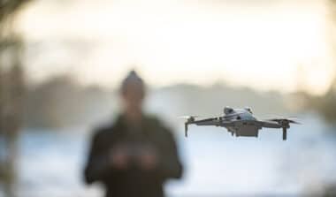 A 17 ans, il construit un drone dans son garage et se fait repéré par l'armée