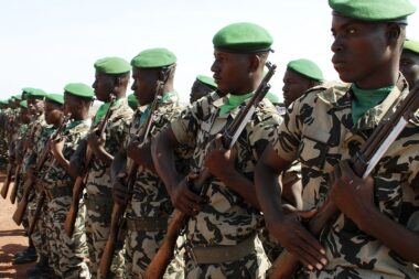 Plusieurs villes du Mali ont subi des assauts djihadistes coordonnés, accentuant la pression sur les Forces armées et la Défense nationale. Wikipedia