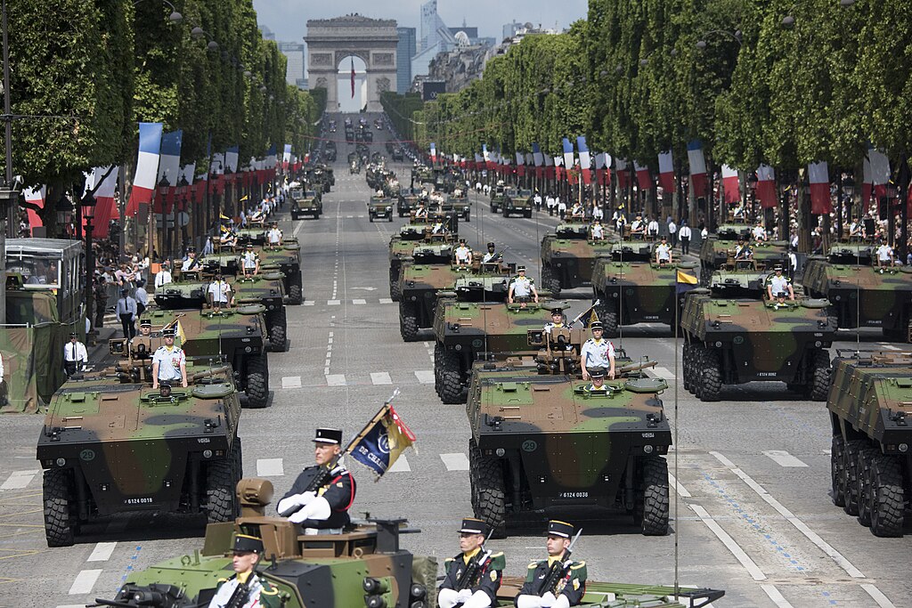 Ce 14 juillet 2025, l’armée indonésienne va défiler sur les Champs-Élysées, illustrant un partenariat militaire stratégique avec la France. Wikipedia