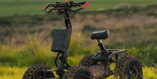 Dans une démarche d’innovation opérationnelle, la 11e Brigade Parachutiste et les forces spéciales évaluent l’usage de trottinettes électriques tout-terrain pour optimiser leur capacité de déplacement et de logistique en zone hostile. EZ Raider