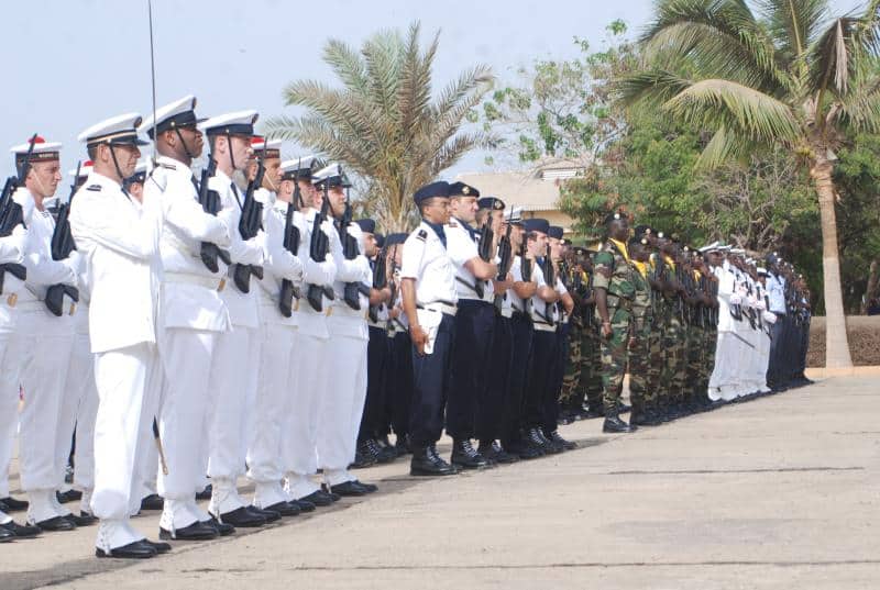 La fermeture de la dernière base militaire française à Dakar marque la fin d’une ère et le début d’un partenariat renouvelé entre Paris et le Sénégal. Wikipedia