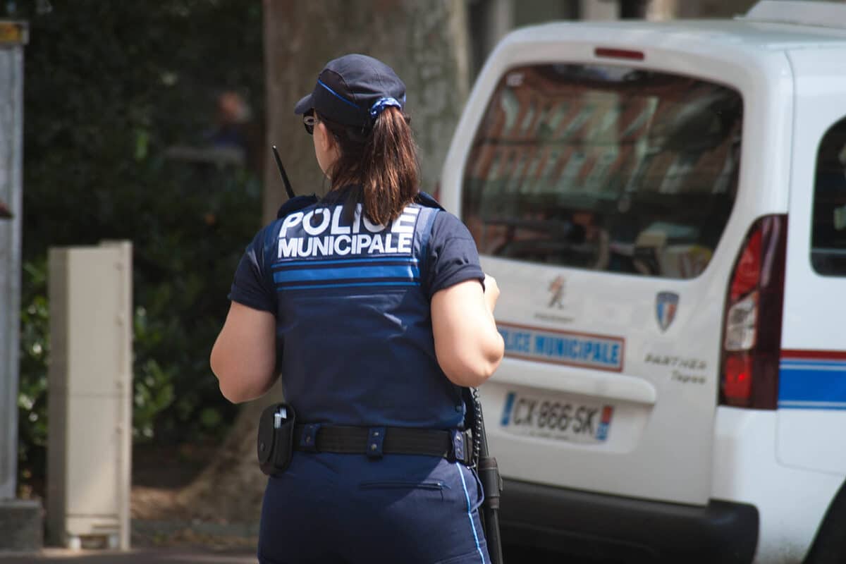 La proposition de Mathilde Panot (LFI) de désarmer la police municipale et de limiter la vidéosurveillance divise la classe politique à l’approche des municipales 2026. Wikipedia