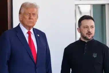 Washington sous tension : le duel Trump-Zelensky devant une carte de l'Ukraine