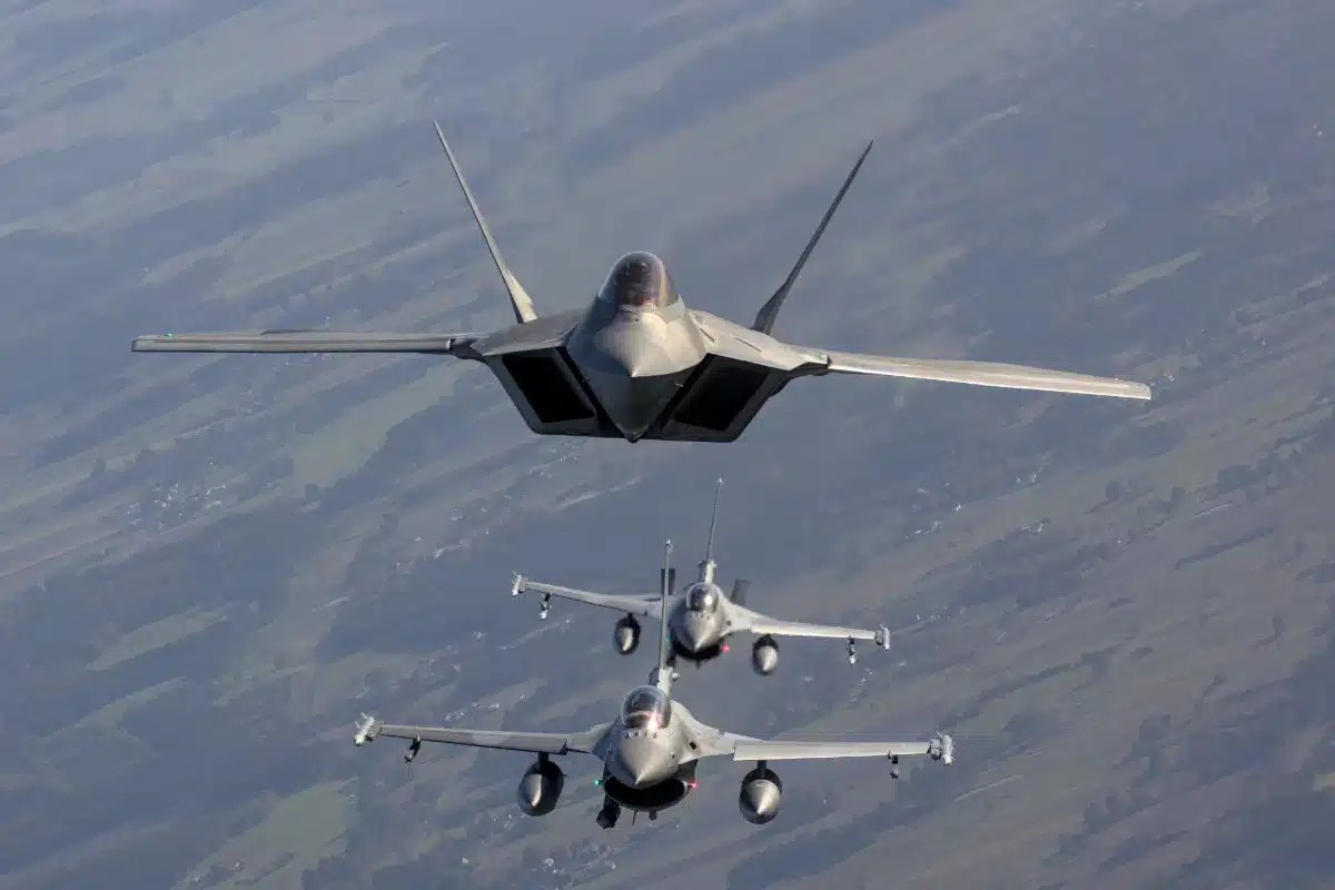 Dogfight explosif : le Rafale abat un F-35 lors d'un duel fictif
