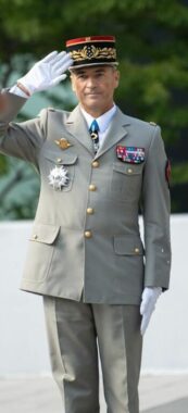 Le général Thierry Burkhard, en fin de mandat à la tête des armées françaises, évoque un possible déploiement occidental en Ukraine. Wikipedia