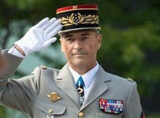 Le général Thierry Burkhard, en fin de mandat à la tête des armées françaises, évoque un possible déploiement occidental en Ukraine. Wikipedia