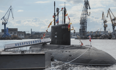 Le sous-marin russe Novorossisk, de la classe Kilo, connaît une panne critique au large de la Bretagne. Une fuite massive de carburant fait craindre une explosion à bord et met en lumière les faiblesses de la flotte de Moscou. Wikipedia