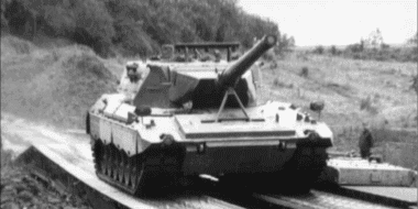 Le groupe allemand Rheinmetall, spécialiste des blindés et des obus, élargit son champ d’action en entrant dans la construction navale militaire. Une stratégie qui bouleverse l’équilibre de l’industrie européenne de la Défense. Wikipedia