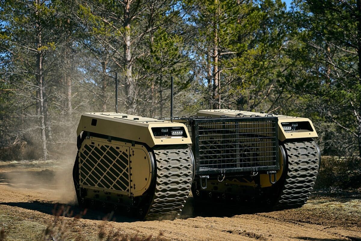 L’armée ukrainienne déploie un mini-char télécommandé équipé d’un lance-grenades de 40 mm. Capable de tirer à 1 100 m, ce drone terrestre redéfinit les standards de la Défense moderne. Wikipedia