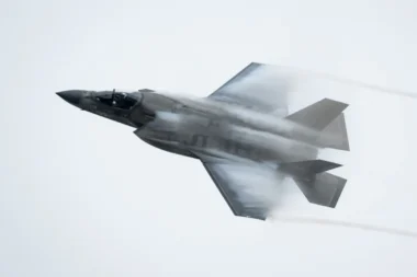 Pourquoi l’Inde redoute de choisir entre le F-35 américain et le Su-57 russe