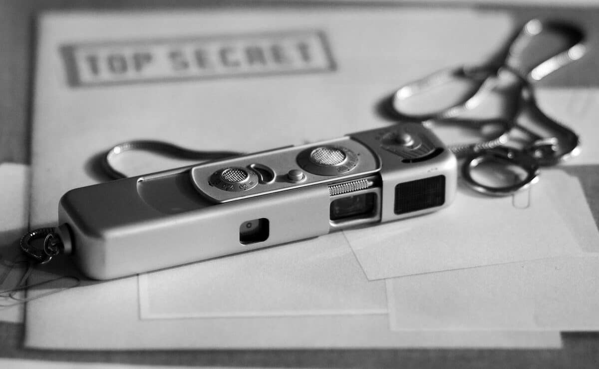 À Lille, un ancien colonel de l’armée de l’air est jugé pour avoir négligé des documents Secret défense retrouvés dans une maison squattée au Havre. Deux explorateurs urbains sont également impliqués. Pixabay