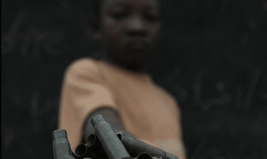 Au Soudan, des mercenaires colombiens recrutés par des sociétés militaires privées participent à l’entraînement d’enfants soldats. Derrière ce commerce macabre, la guerre devient une source de profits où les plus jeunes payent le prix fort. Wikipedia