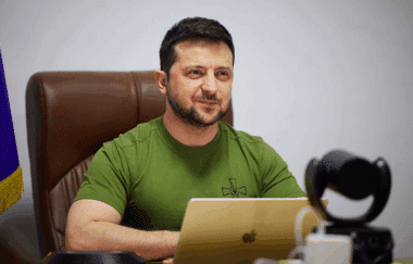 Volodymyr Zelensky a demandé à Emmanuel Macron un appui accru en systèmes de Défense antiaérienne pour contrer l’intensification des frappes russes. L’enjeu dépasse la simple aide militaire : il engage la réactivité européenne face à une guerre qui s’installe dans la durée. Wikipedia