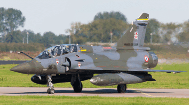 Le Mirage 2000D RMV modernisé s’impose comme un chasseur polyvalent capable d’affronter la menace croissante des drones. Entre guerre électronique, armement intelligent et IA embarquée, il incarne la nouvelle stratégie de Défense française. Wikipedia