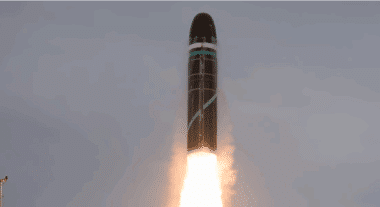 La version modernisée du missile stratégique M51 entre en service en France. Avec une portée renforcée et une précision accrue, l’armement océanique M51.3 marque un tournant pour la Force de Dissuasion. Ariane