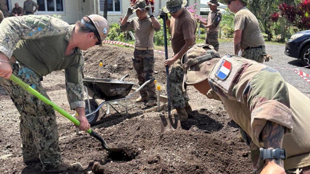 À travers la mission Pacific Partnership menée par l’US Navy, les Forces armées françaises en Nouvelle-Calédonie renforcent leur rôle dans la coopération régionale, la solidarité humanitaire et la Défense du Pacifique Sud. Defense.gouv