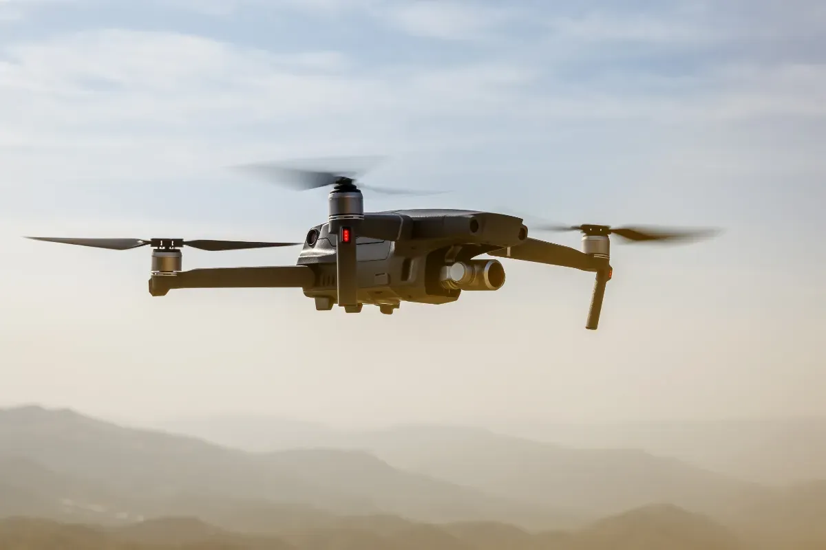 Armées d'essaims IA : bientôt des frappes sans ordre humain — une menace pour les civils