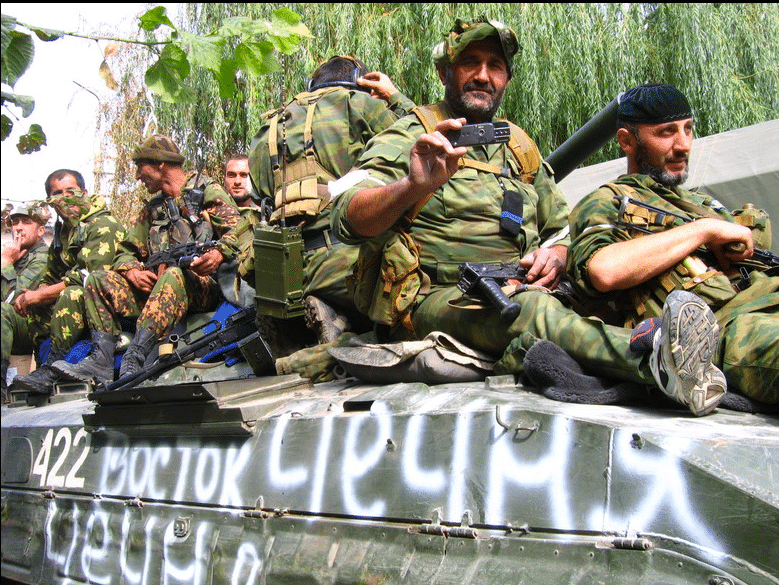En Ukraine, l’armée russe est accusée de torturer et d’exécuter ses propres soldats pour refus de combattre ou non-paiement de pots-de-vin. Impunité et violence systémique à l’intérieur même des rangs. Wikipedia