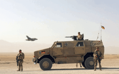 Face à la pression stratégique exercée par la Russie, l’Allemagne présente un plan destiné à augmenter rapidement les effectifs de la Bundeswehr. Une réforme d’ampleur, fondée sur le volontariat, vise à renforcer la Défense nationale d’ici la fin de la décennie. Wikipedia