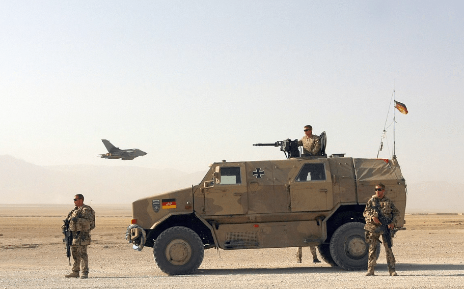 Face à la pression stratégique exercée par la Russie, l’Allemagne présente un plan destiné à augmenter rapidement les effectifs de la Bundeswehr. Une réforme d’ampleur, fondée sur le volontariat, vise à renforcer la Défense nationale d’ici la fin de la décennie. Wikipedia