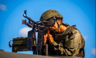 La Russie impose désormais un engagement militaire d’un an aux étrangers souhaitant obtenir un permis de séjour ou déposer une demande de naturalisation. Analyse d’une mesure qui renforce la stratégie de recrutement militaire du pays. Wikipedia