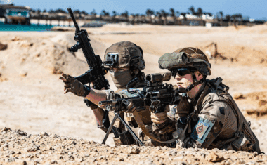 Le président pourrait présenter jeudi les premiers éléments d’un service militaire volontaire destiné aux jeunes adultes. Décryptage des pistes envisagées et des contours possibles du futur dispositif. Wikipedia
