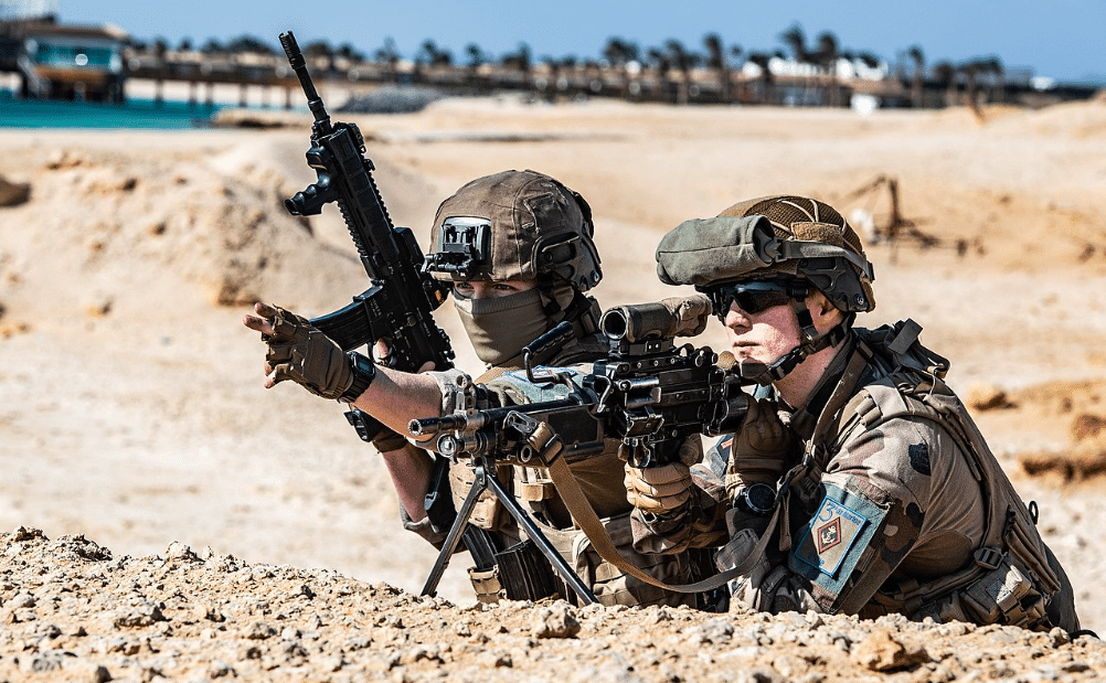 Le président pourrait présenter jeudi les premiers éléments d’un service militaire volontaire destiné aux jeunes adultes. Décryptage des pistes envisagées et des contours possibles du futur dispositif. Wikipedia