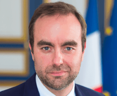 Alors que le Budget 2026 reste fragile, deux débats à l’Assemblée nationale, consacrés à la Défense et au narcotrafic, devraient se tenir les 10 et 17 décembre. L’exécutif cherche à utiliser ces rendez-vous politiques pour orienter les discussions et sécuriser le vote final. Wikipedia