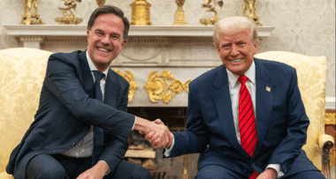 Le secrétaire général de l’OTAN, Mark Rutte, alerte sur les risques sécuritaires en Europe et appelle à accélérer la restructuration de l’industrie terrestre de l’armement face à la guerre en Ukraine. Wikipedia