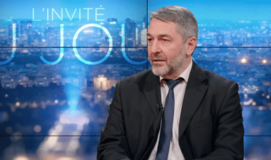 Ancien officier français installé en Russie, Xavier Moreau fait l’objet de sanctions européennes pour son rôle présumé dans la diffusion de récits pro-Kremlin. Retour détaillé sur son parcours, ses activités et les enjeux stratégiques pour la Défense européenne. Capture d'écran YouTube