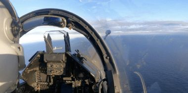 L’armée de l’Air et de l’Espace a simulé une attaque contre le porte-avions Charles de Gaulle. Cette manœuvre s’inscrit dans un contexte de modernisation militaire globale et de restructuration de l’industrie terrestre de l’armement. Capture d'écran