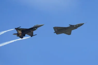 Deux drones turcs volent seuls en parfaite synchronisation : une démonstration qui inquiète déjà