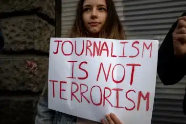 on téléphone le trahissait sans qu’il le sache : le choc d’un journaliste espionné en Biélorussie