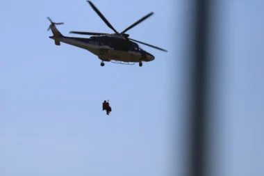 Tombé dans une eau glacée en mission, ce militaire survit contre toute attente après deux heures