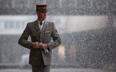 Face au retour de la guerre en Europe, Pierre Schill analyse les nouveaux défis du commandement militaire, entre menaces hybrides, technologies numériques et exigences de cohésion nationale. Wikipedia