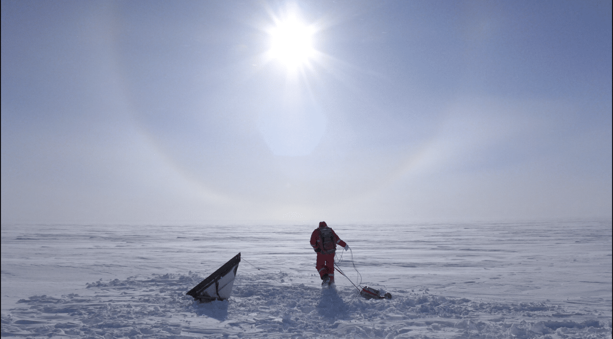 Les États-Unis et le Danemark annoncent la renégociation de l’accord de Défense de 1951 sur le Groenland, un pacte clé de la sécurité arctique qui encadre la présence militaire américaine. Cette initiative intervient dans un contexte de rivalités géopolitiques accrues et de préoccupations relatives à la souveraineté du territoire groenlandais. Wikipedia