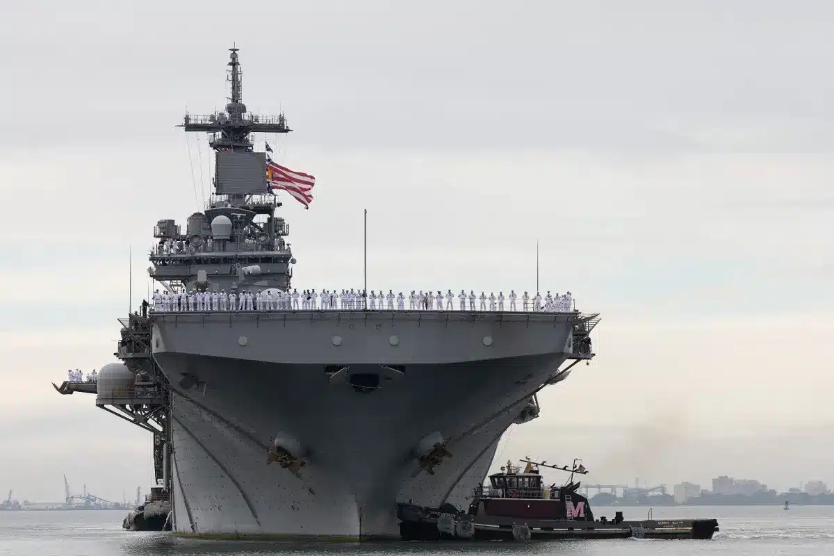 Un monstre d’acier de 100 000 tonnes : ce porte-avions géant qui domine tous les océans