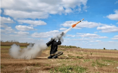 Le système russe Hermes, nouveau MANPADS anti-drones, redéfinit les capacités de Défense rapprochée sur le front ukrainien, entre innovations technologiques, limites opérationnelles et enjeux stratégiques. Capture d'écran