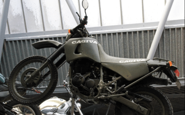 Une ancienne Cagiva de l'Armée de Terre. L’armée de Terre lance un programme d’acquisition de motos tout-terrain thermiques de 125 à 380 cm³ pour un montant de 4,6 millions d’euros afin de renforcer la mobilité et l’efficacité opérationnelle de ses unités.