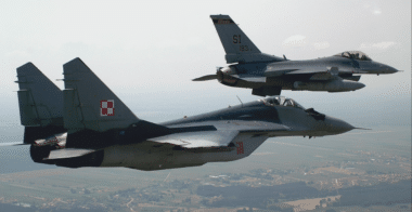 La Pologne, désormais premier contributeur à l’effort militaire au sein de l’Otan, appelle la France, l’Italie et l’Espagne à revoir leurs ambitions budgétaires. Une mise en garde fondée sur l’objectif fixé lors du sommet de La Haye : atteindre 5 % du PIB pour la Défense. Wikipedia