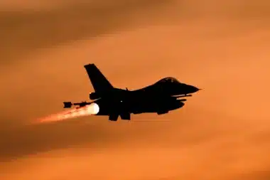 Un F-16 s’embrase en plein vol : la mort du pilote bouleverse la Turquie