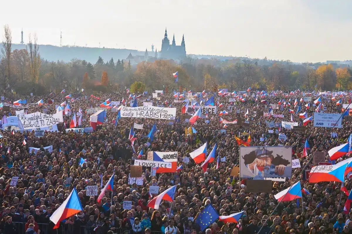 Ils étaient des milliers dans la rue : ce soutien massif au président qui met le gouvernement sous pression